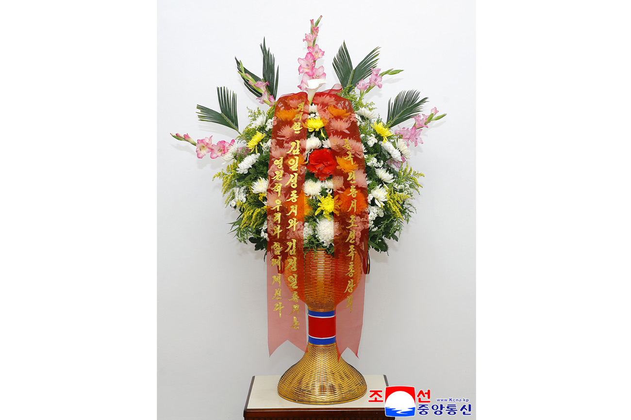 Floral baskets from Korean compatriots organizations abroad