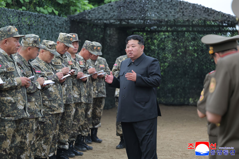 敬愛する金正恩総書記が朝鮮人民軍大連合部隊の砲兵区分隊の間の射撃訓練競技を見ました
