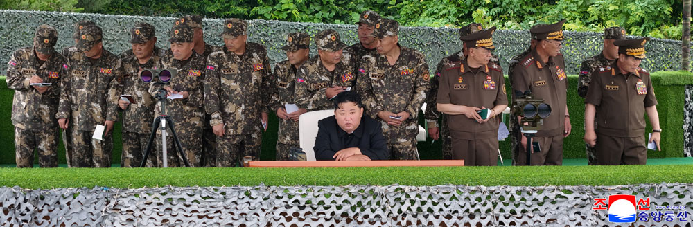 敬愛する金正恩総書記が朝鮮人民軍大連合部隊の砲兵区分隊の間の射撃訓練競技を見ました