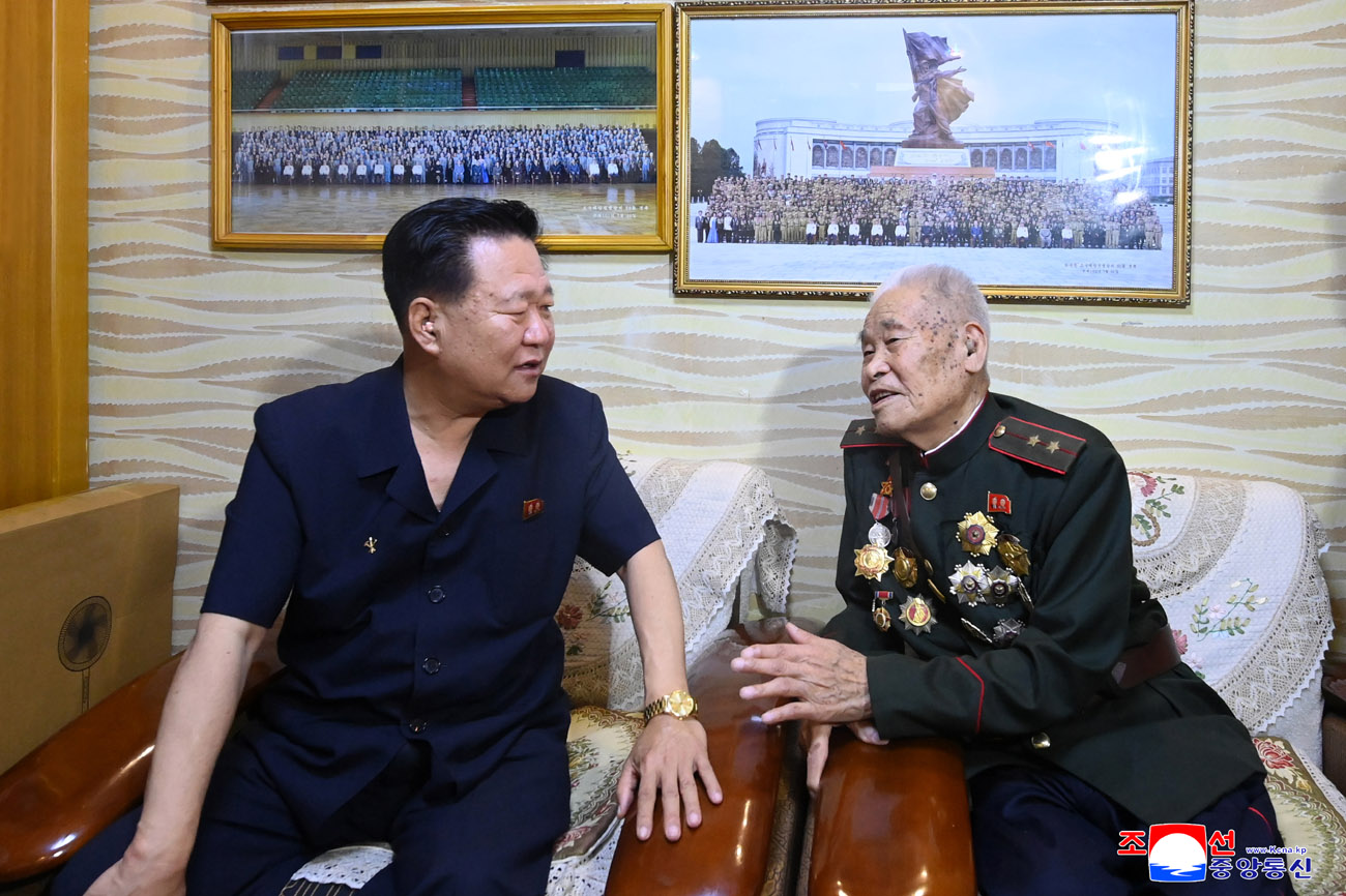 祖国解放戦争勝利７２周年に際して国家の指導幹部が参戦老兵の家を訪れました