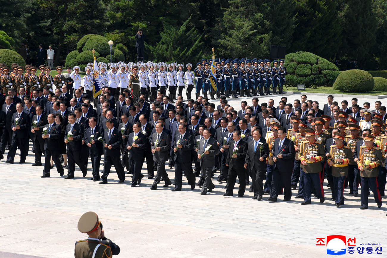 Senior Party and government officials visit Revolutionary Martyrs Cemetery on Mt. Taesong