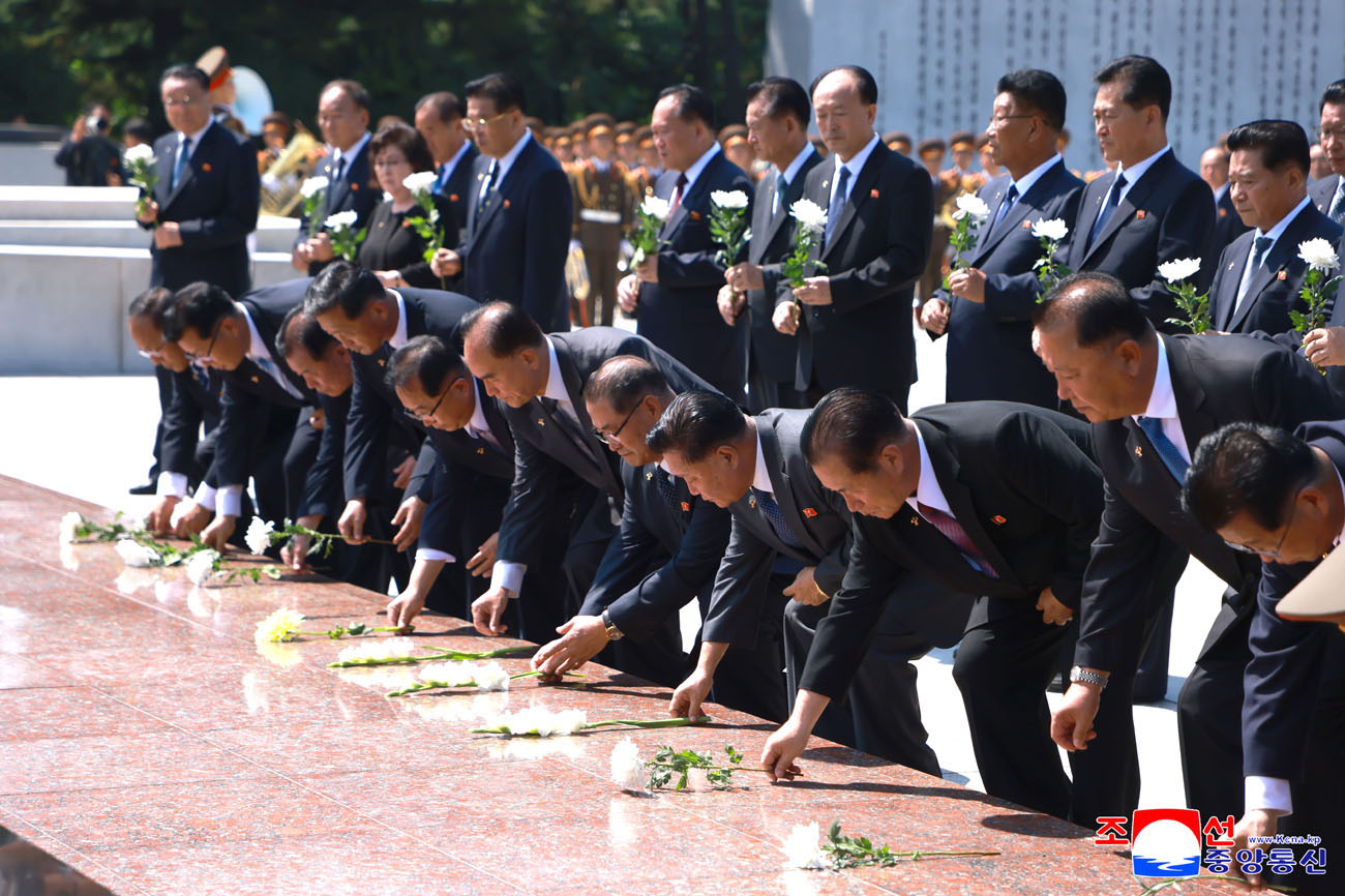 Senior Party and government officials visit Revolutionary Martyrs Cemetery on Mt. Taesong