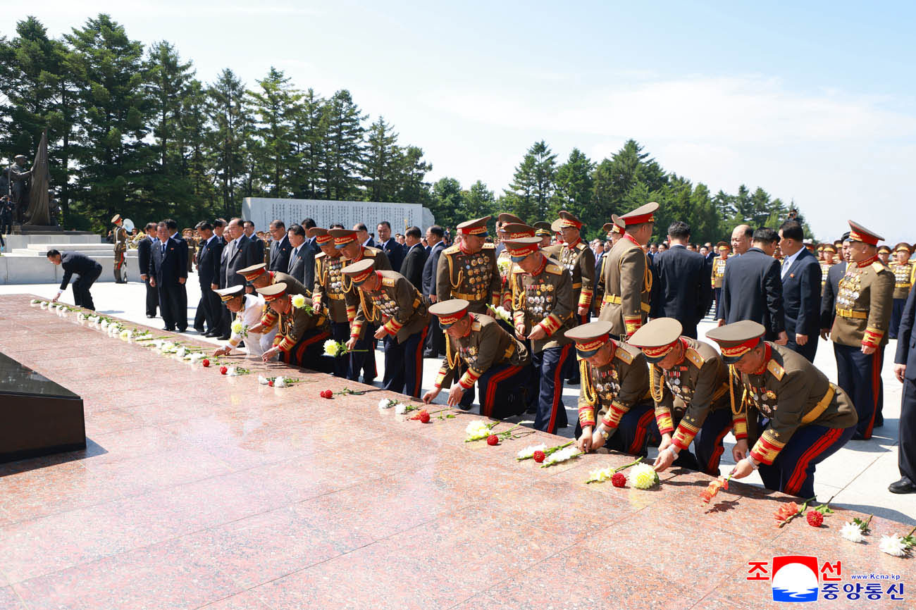 Senior Party and government officials visit Revolutionary Martyrs Cemetery on Mt. Taesong