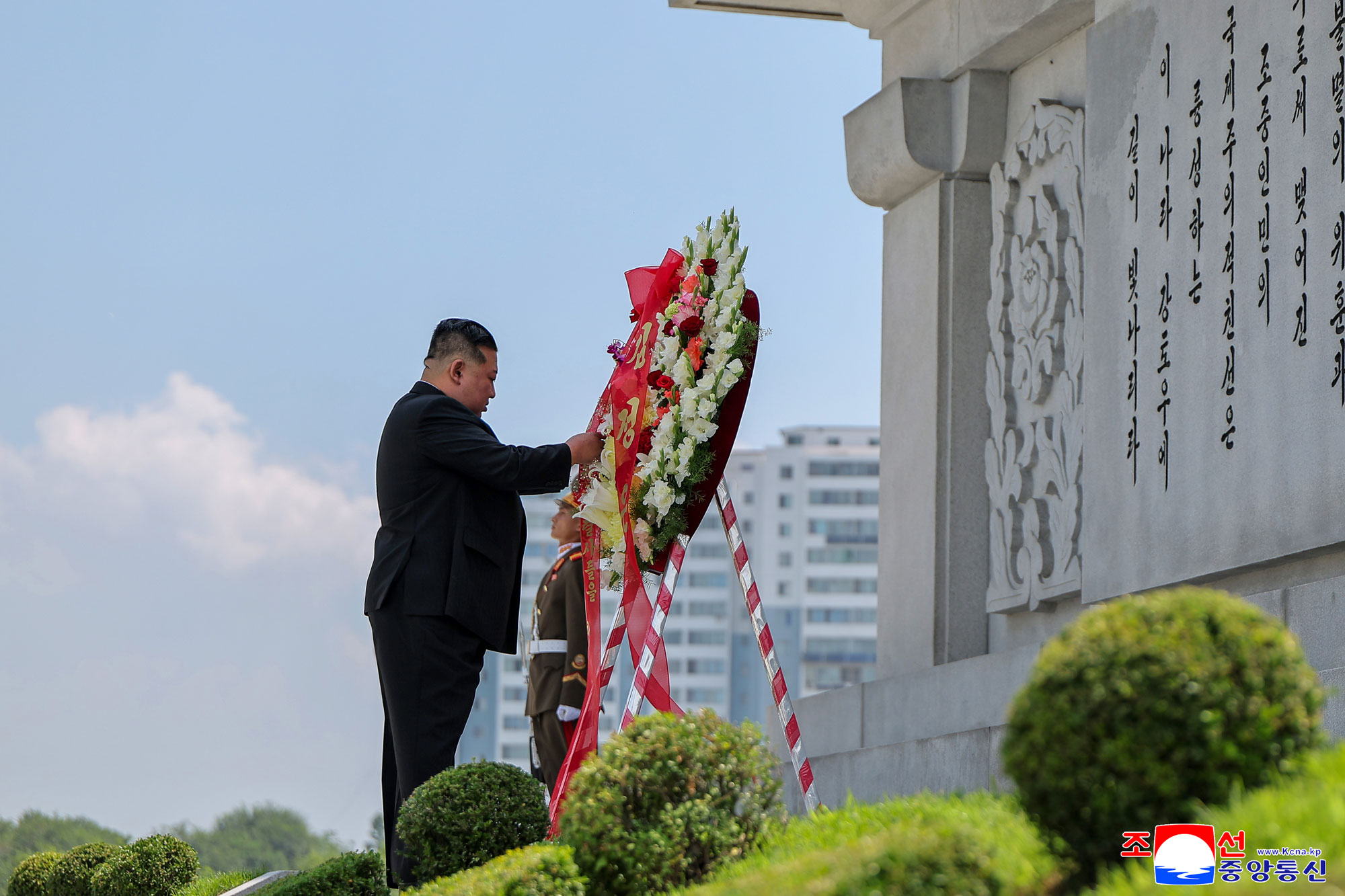 Der verehrte Genosse Kim Jong Un suchte zum 72. Jahrestag des Sieges im Vaterländischen Befreiungskrieg den Turm der Freundschaft auf