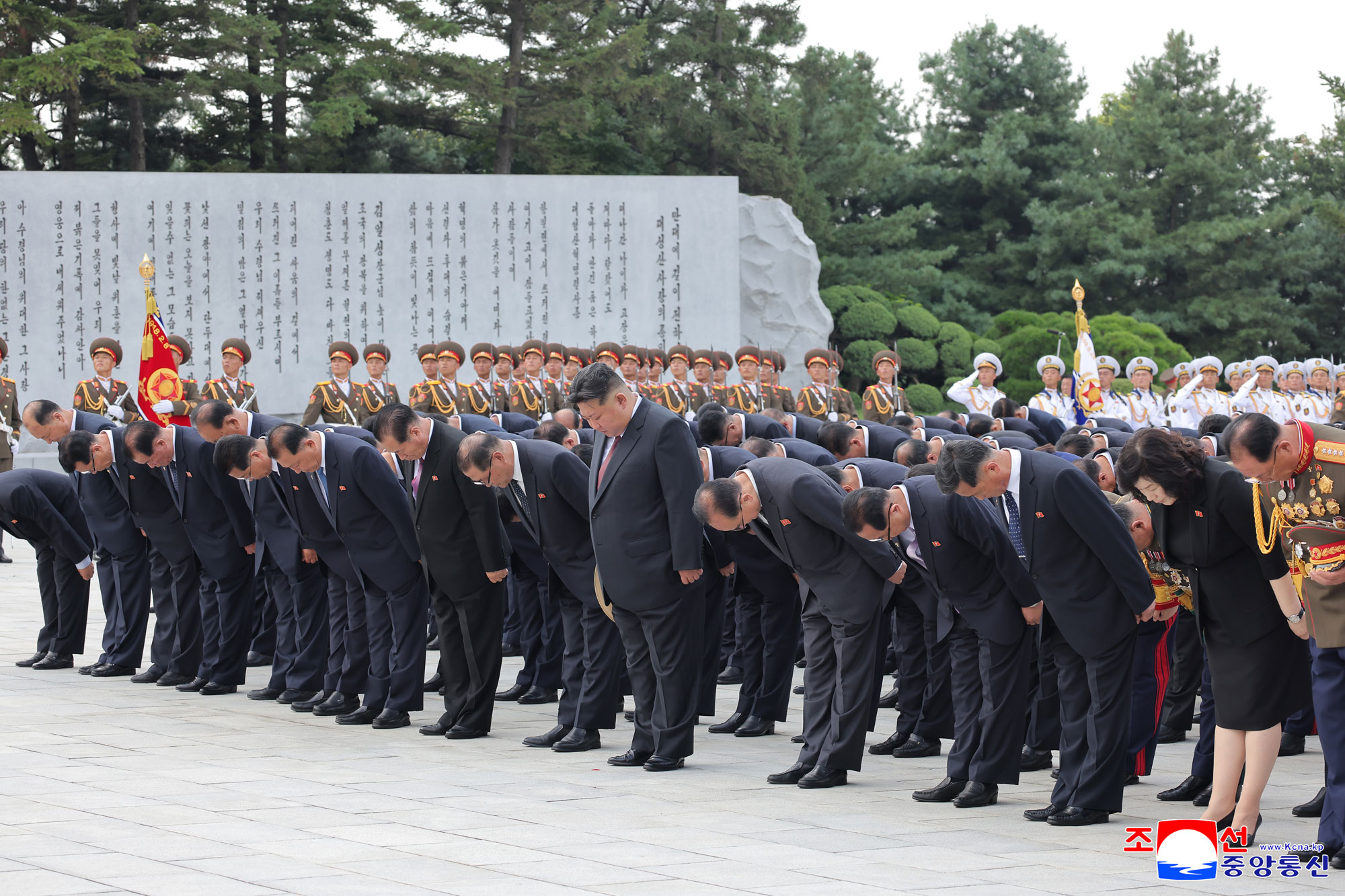Respected Comrade Kim Jong Un visits Revolutionary Martyrs Cemetery on Mt. Taesong