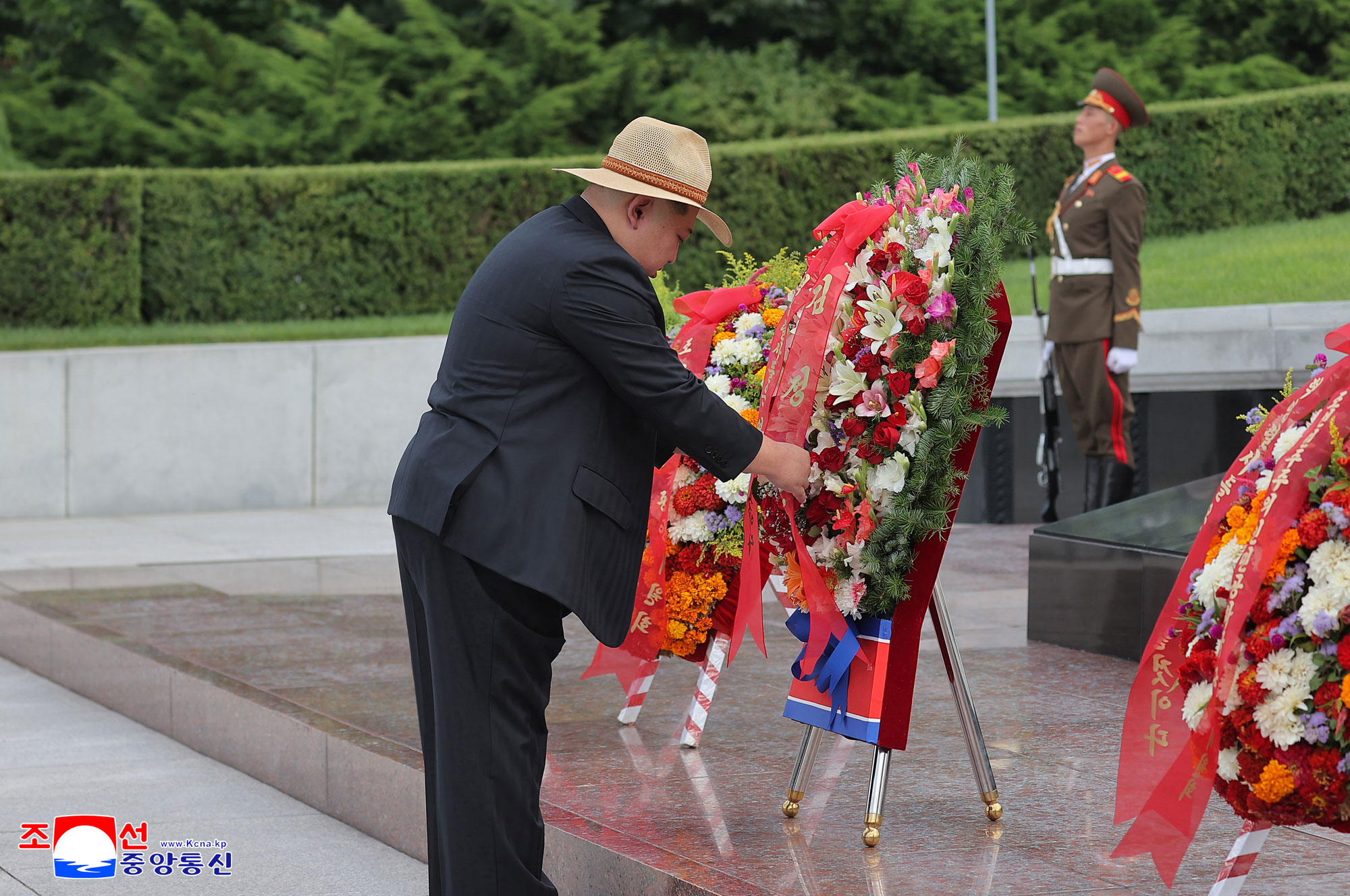 Respected Comrade Kim Jong Un visits Revolutionary Martyrs Cemetery on Mt. Taesong