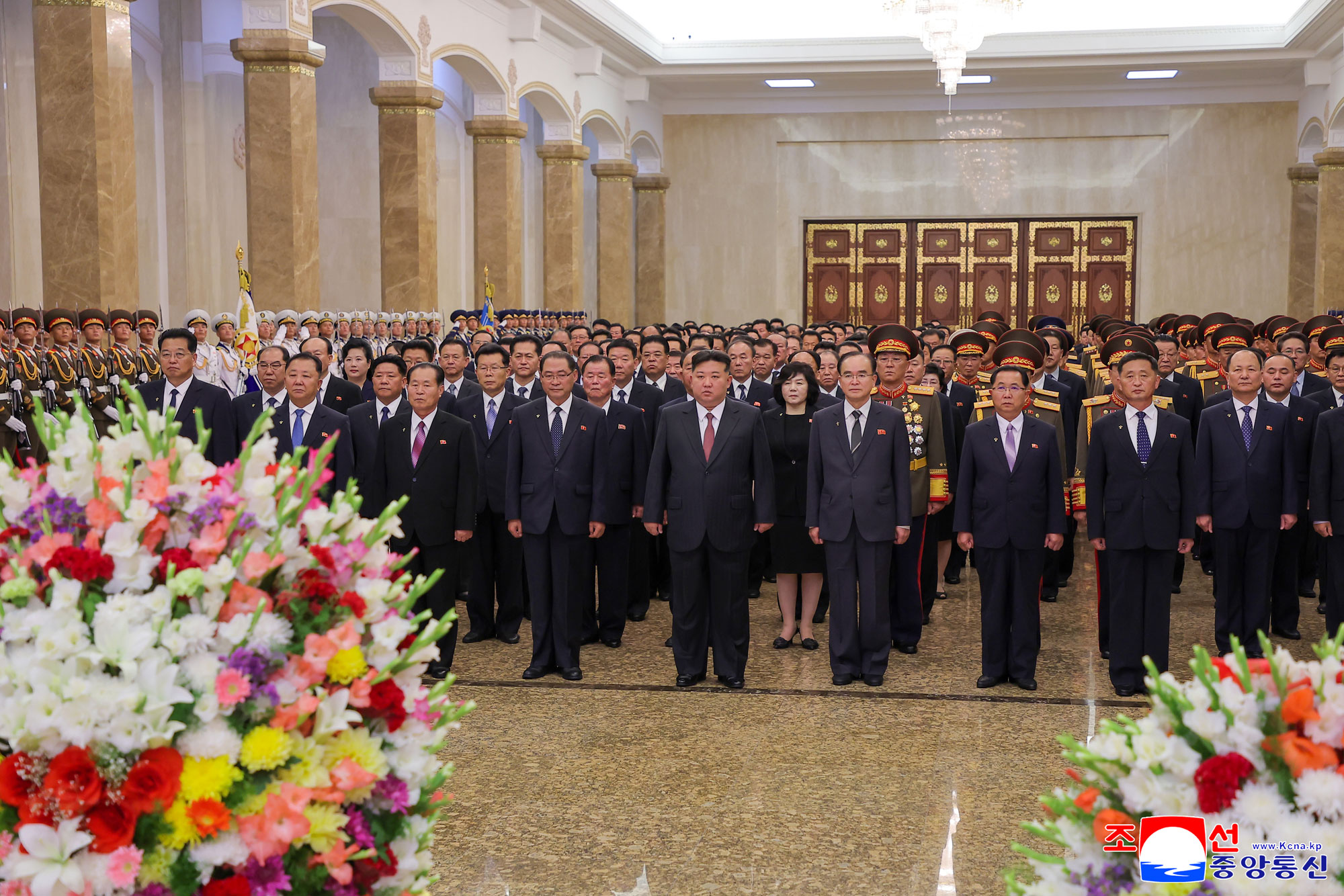 Der verehrte Genosse Kim Jong Un suchte zum 80. Jahrestag der Befreiung des Vaterlandes den Sonnenpalast Kumsusan auf