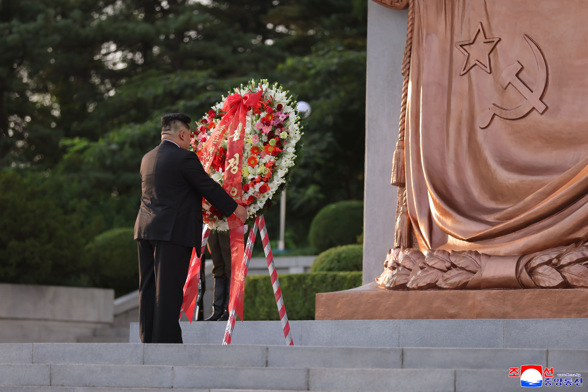 Der verehrte Genosse Kim Jong Un suchte zum 80. Jahrestag der Befreiung des Vaterlandes den Turm der Befreiung auf