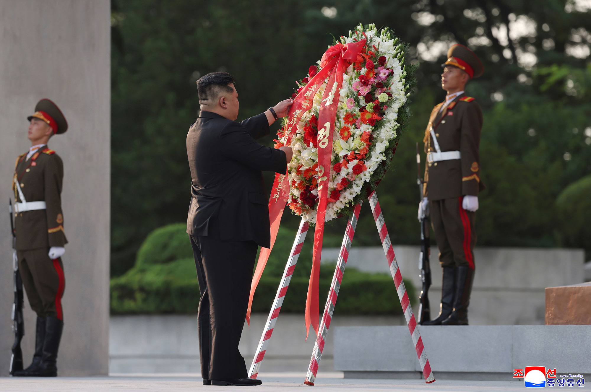 Der verehrte Genosse Kim Jong Un suchte zum 80. Jahrestag der Befreiung des Vaterlandes den Turm der Befreiung auf
