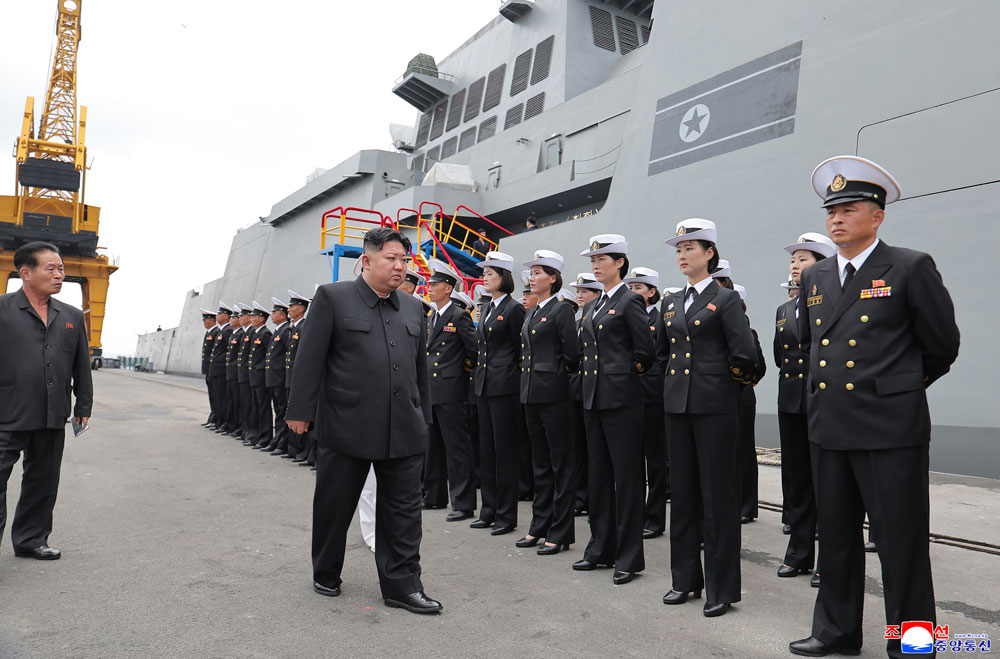 경애하는 김정은동지께서 구축함 《최현》호를 방문하시고 함의 무장체계통합운영시험과정과 해병들의 훈련 및 생활정형을 료해하시였다