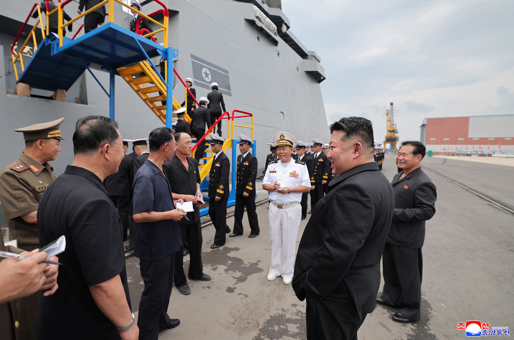 경애하는 김정은동지께서 구축함 《최현》호를 방문하시고 함의 무장체계통합운영시험과정과 해병들의 훈련 및 생활정형을 료해하시였다