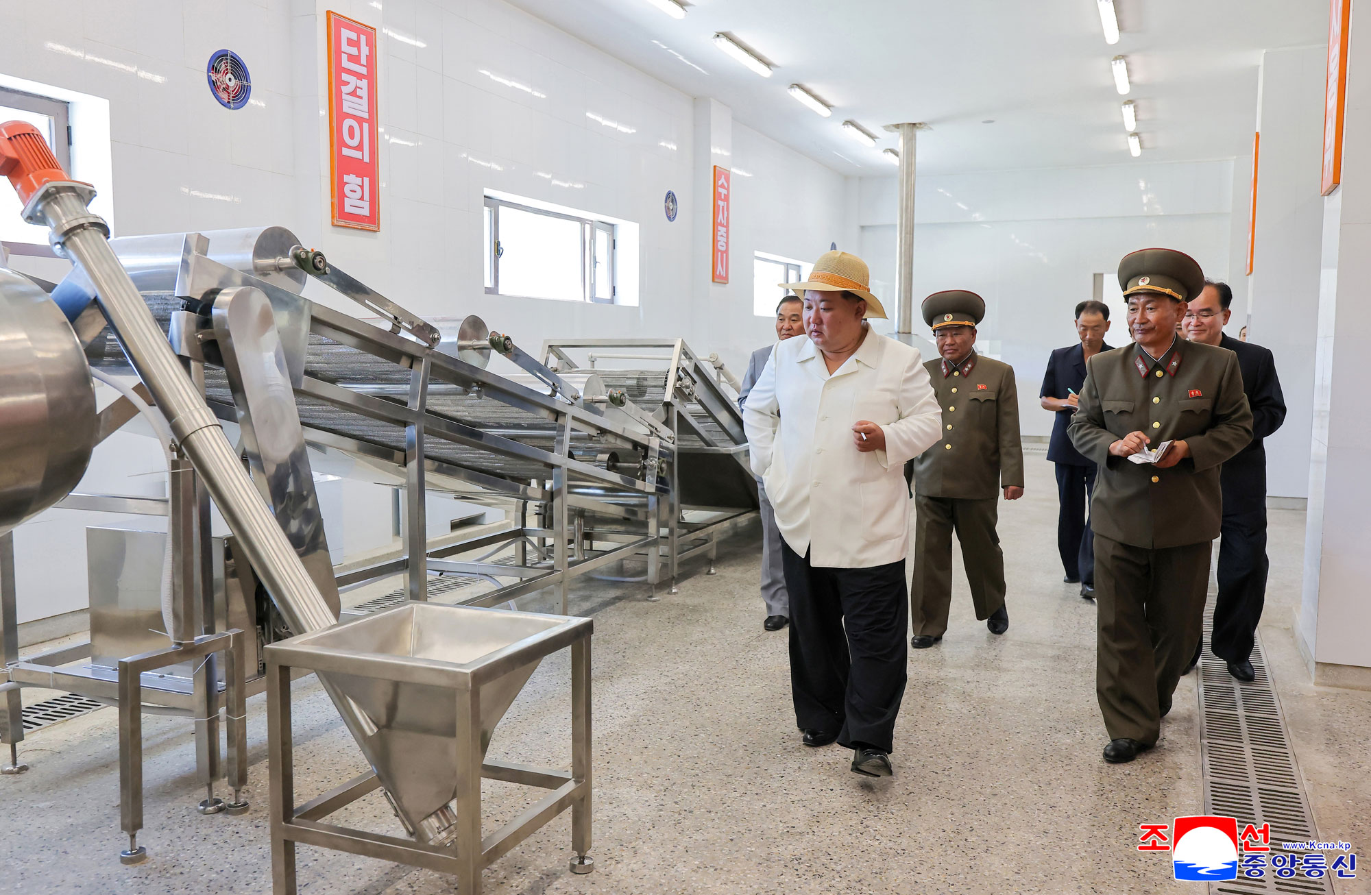 Уважаемый товарищ Ким Чен Ын осмотрел построенные Раквонское уездное хозяйство марикультуры и рыбацкий жилой сектор