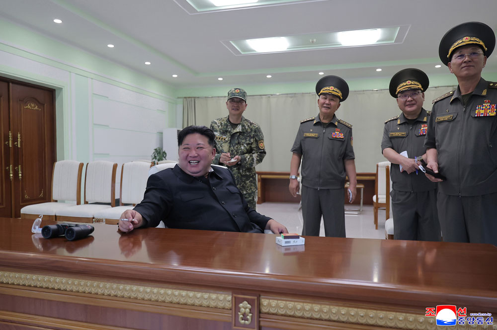 경애하는 김정은동지께서 조선인민군 총참모부직속 특수작전훈련기지를 방문하시고 군인들의 훈련실태를 료해하시였다