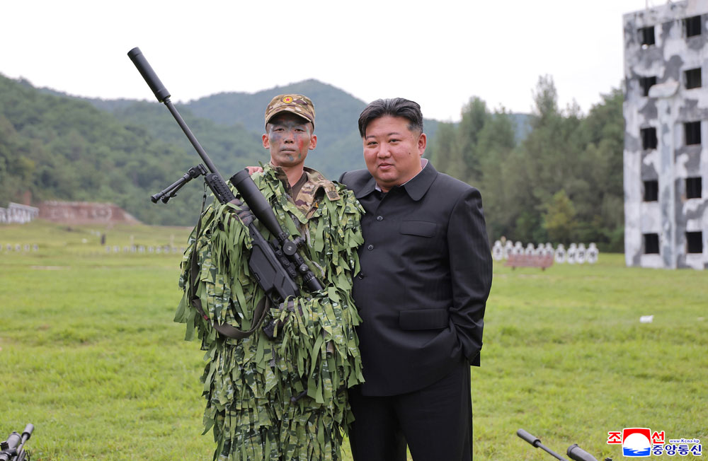 경애하는 김정은동지께서 조선인민군 총참모부직속 특수작전훈련기지를 방문하시고 군인들의 훈련실태를 료해하시였다