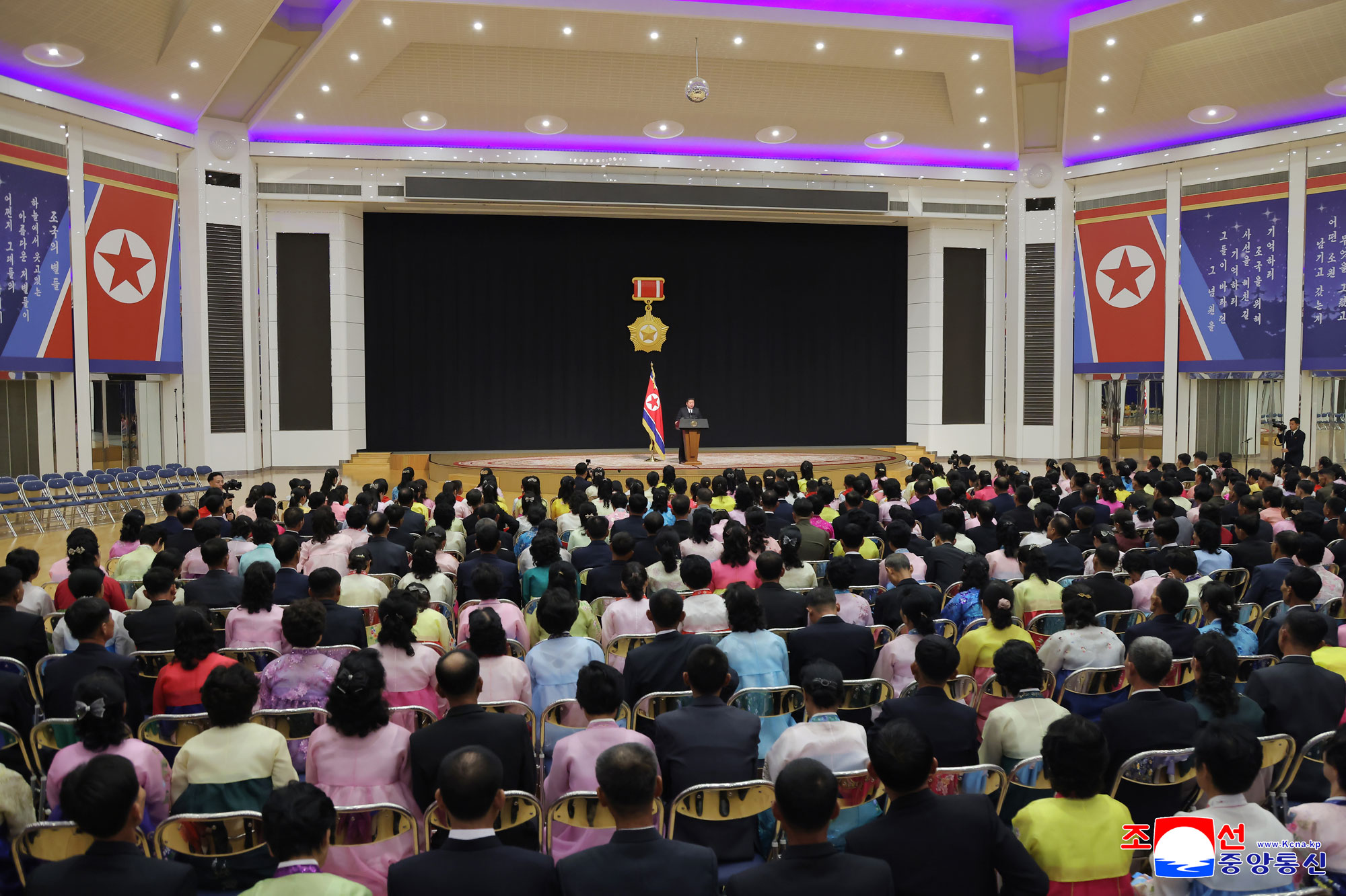 Der
 verehrte Genosse Kim Jong Un traf sich mit den Hinterbliebenen der 
gefallenen Kriegsteilnehmer, die sich bei der Operation im Ausland 
besondere Verdienste erwarben, tröstete sie herzlich und ließ sich mit 
ihnen zum Andenken fotografieren