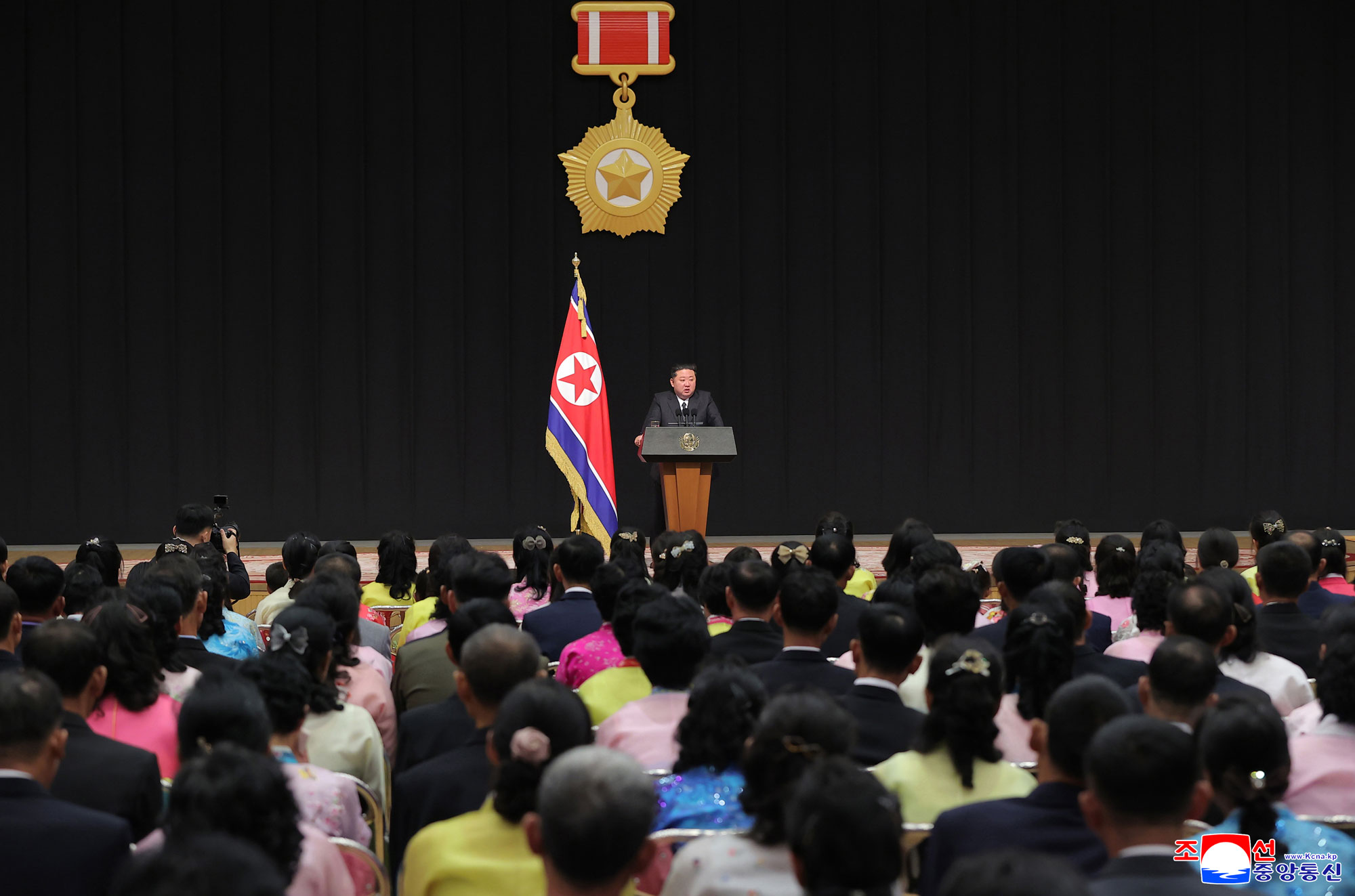 Der
 verehrte Genosse Kim Jong Un traf sich mit den Hinterbliebenen der 
gefallenen Kriegsteilnehmer, die sich bei der Operation im Ausland 
besondere Verdienste erwarben, tröstete sie herzlich und ließ sich mit 
ihnen zum Andenken fotografieren