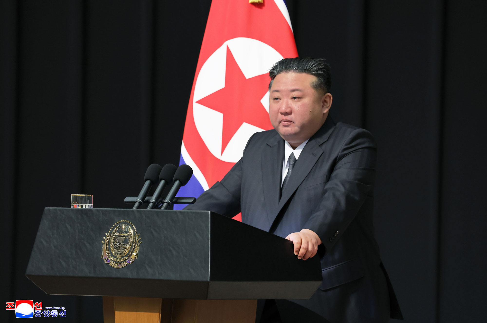 Der
 verehrte Genosse Kim Jong Un traf sich mit den Hinterbliebenen der 
gefallenen Kriegsteilnehmer, die sich bei der Operation im Ausland 
besondere Verdienste erwarben, tröstete sie herzlich und ließ sich mit 
ihnen zum Andenken fotografieren
