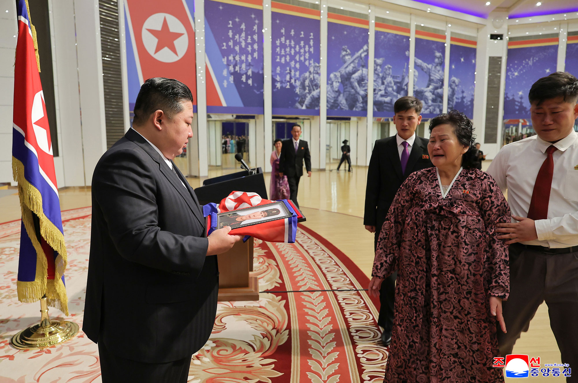 Der
 verehrte Genosse Kim Jong Un traf sich mit den Hinterbliebenen der 
gefallenen Kriegsteilnehmer, die sich bei der Operation im Ausland 
besondere Verdienste erwarben, tröstete sie herzlich und ließ sich mit 
ihnen zum Andenken fotografieren