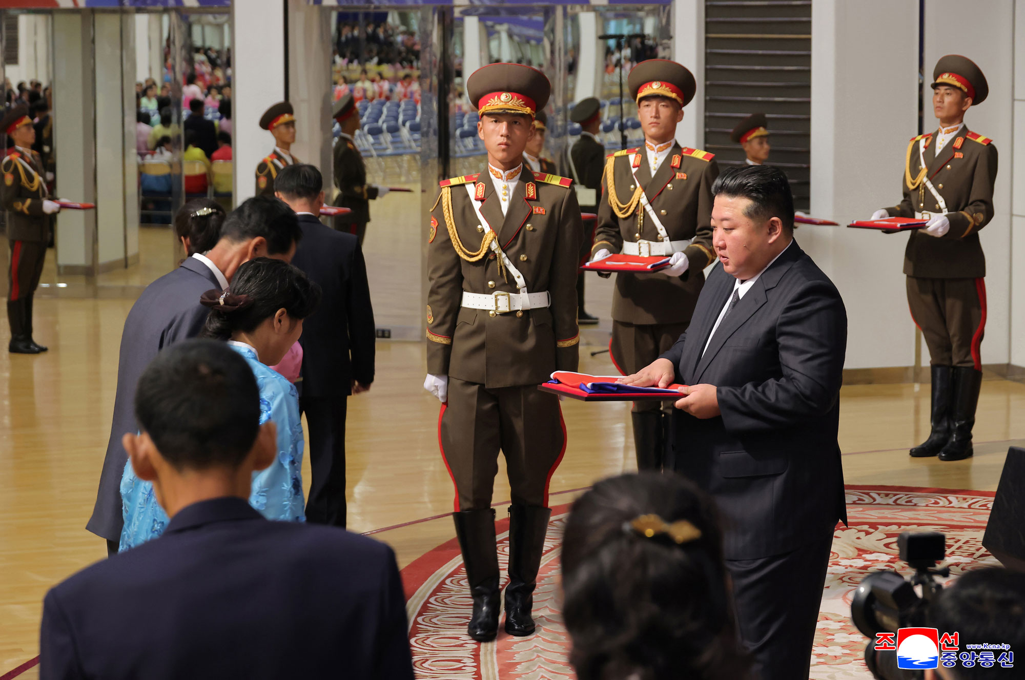 Der
 verehrte Genosse Kim Jong Un traf sich mit den Hinterbliebenen der 
gefallenen Kriegsteilnehmer, die sich bei der Operation im Ausland 
besondere Verdienste erwarben, tröstete sie herzlich und ließ sich mit 
ihnen zum Andenken fotografieren
