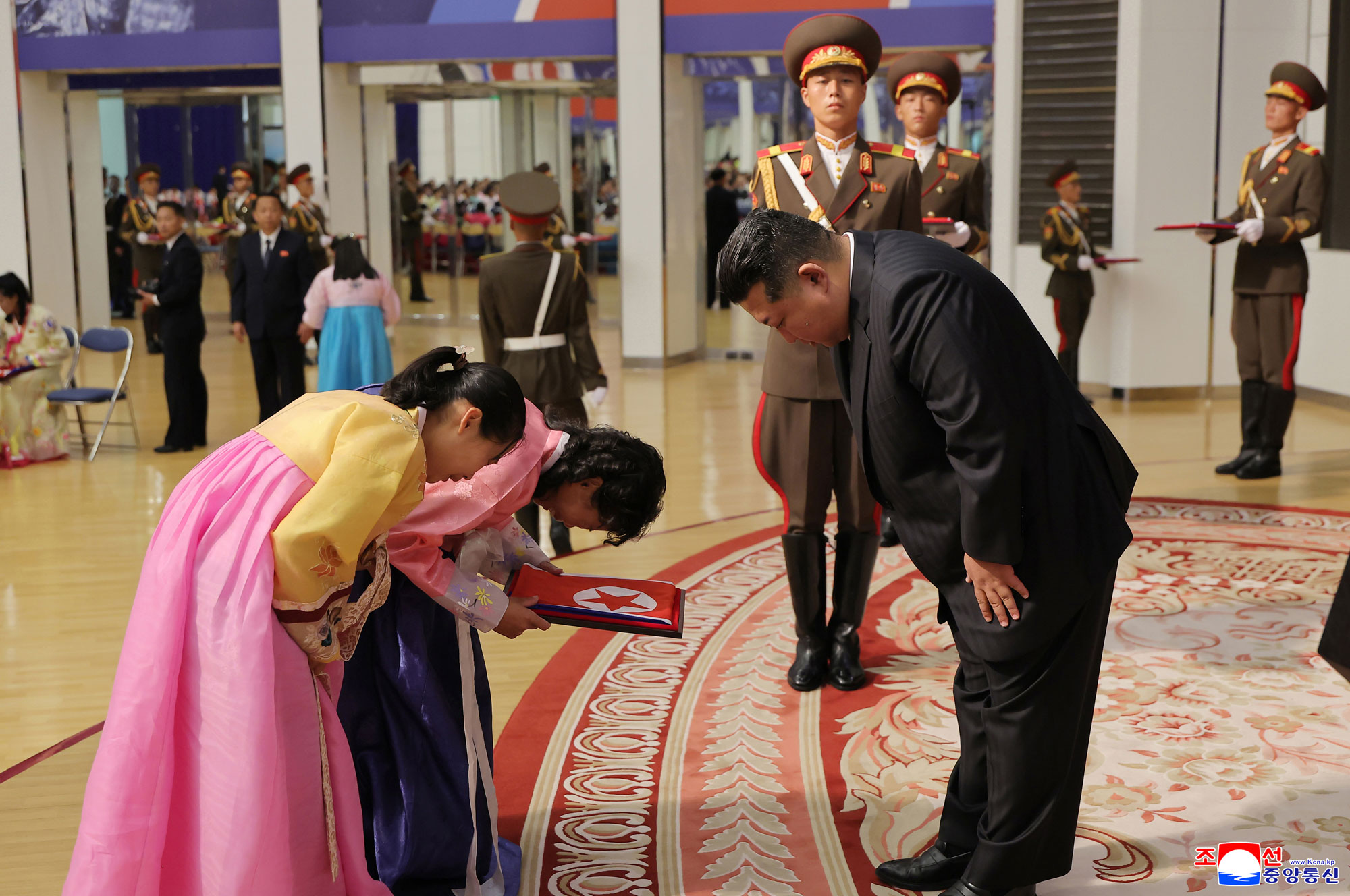 Der
 verehrte Genosse Kim Jong Un traf sich mit den Hinterbliebenen der 
gefallenen Kriegsteilnehmer, die sich bei der Operation im Ausland 
besondere Verdienste erwarben, tröstete sie herzlich und ließ sich mit 
ihnen zum Andenken fotografieren