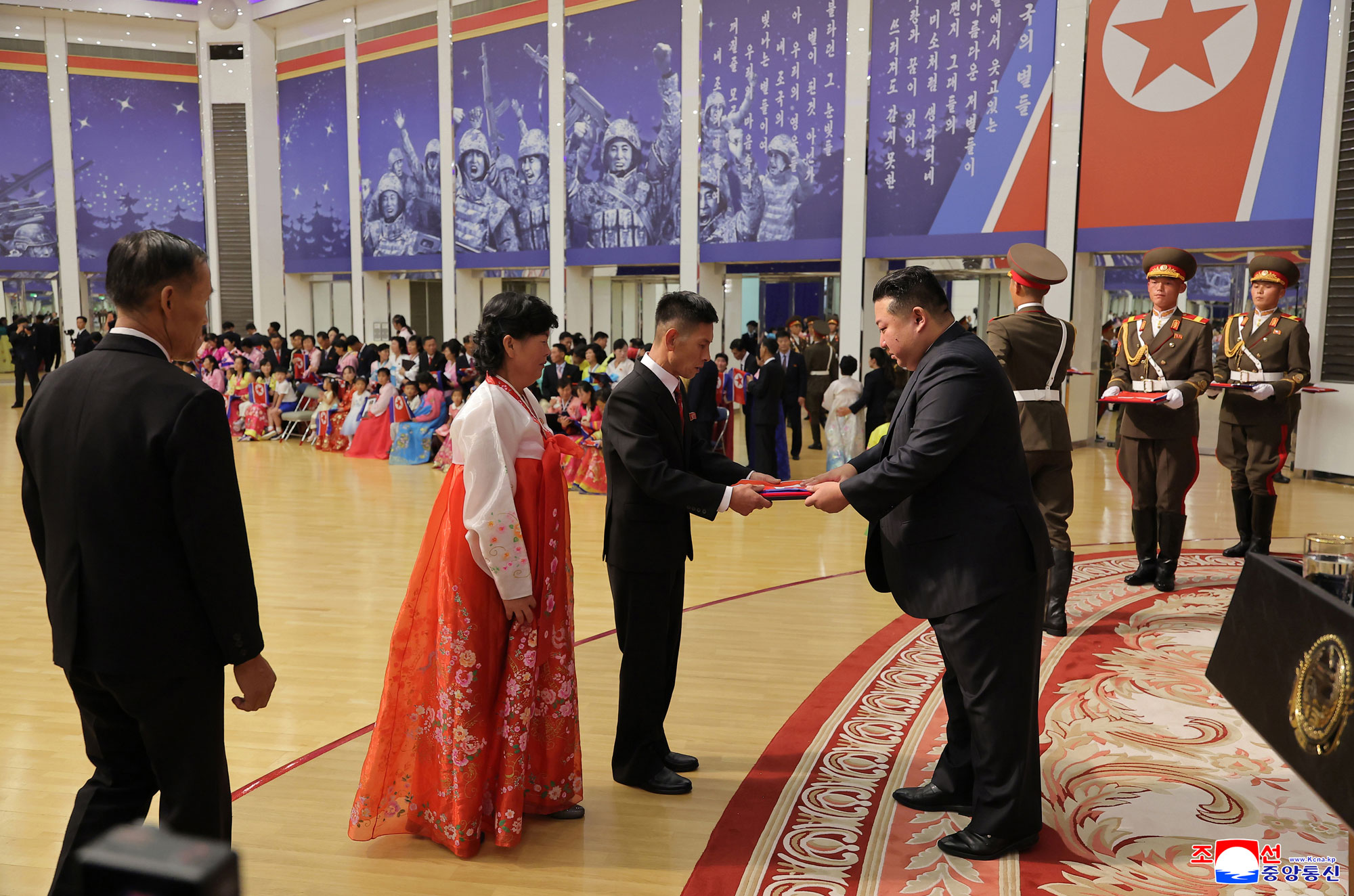 Der
 verehrte Genosse Kim Jong Un traf sich mit den Hinterbliebenen der 
gefallenen Kriegsteilnehmer, die sich bei der Operation im Ausland 
besondere Verdienste erwarben, tröstete sie herzlich und ließ sich mit 
ihnen zum Andenken fotografieren