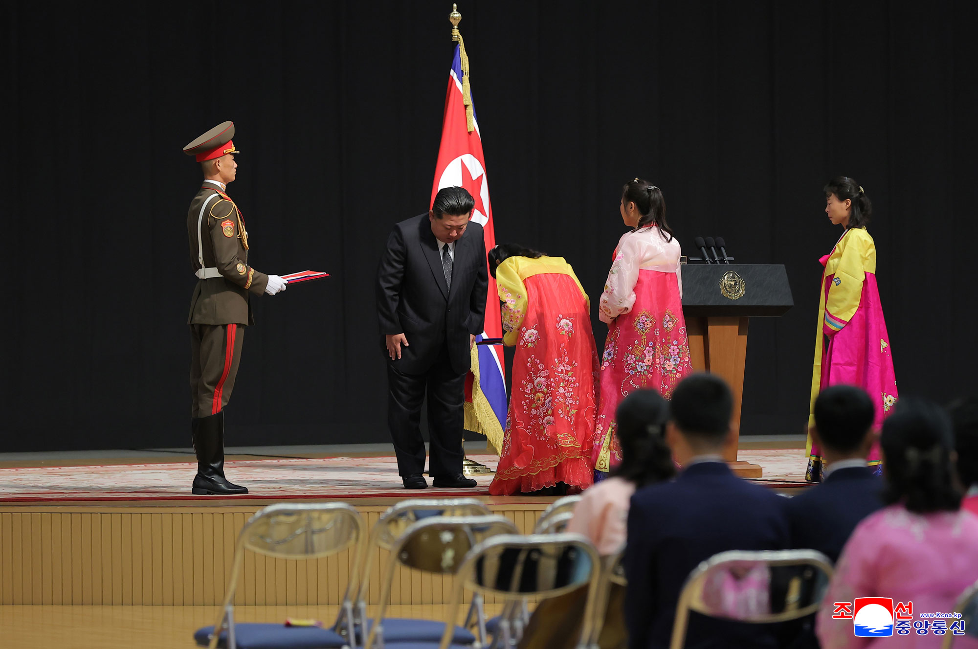 Der
 verehrte Genosse Kim Jong Un traf sich mit den Hinterbliebenen der 
gefallenen Kriegsteilnehmer, die sich bei der Operation im Ausland 
besondere Verdienste erwarben, tröstete sie herzlich und ließ sich mit 
ihnen zum Andenken fotografieren