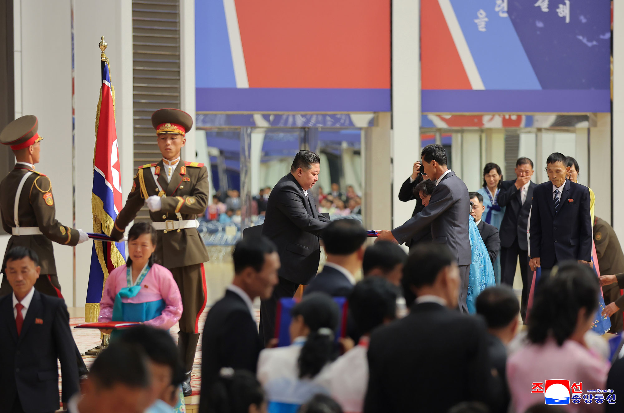 Der
 verehrte Genosse Kim Jong Un traf sich mit den Hinterbliebenen der 
gefallenen Kriegsteilnehmer, die sich bei der Operation im Ausland 
besondere Verdienste erwarben, tröstete sie herzlich und ließ sich mit 
ihnen zum Andenken fotografieren