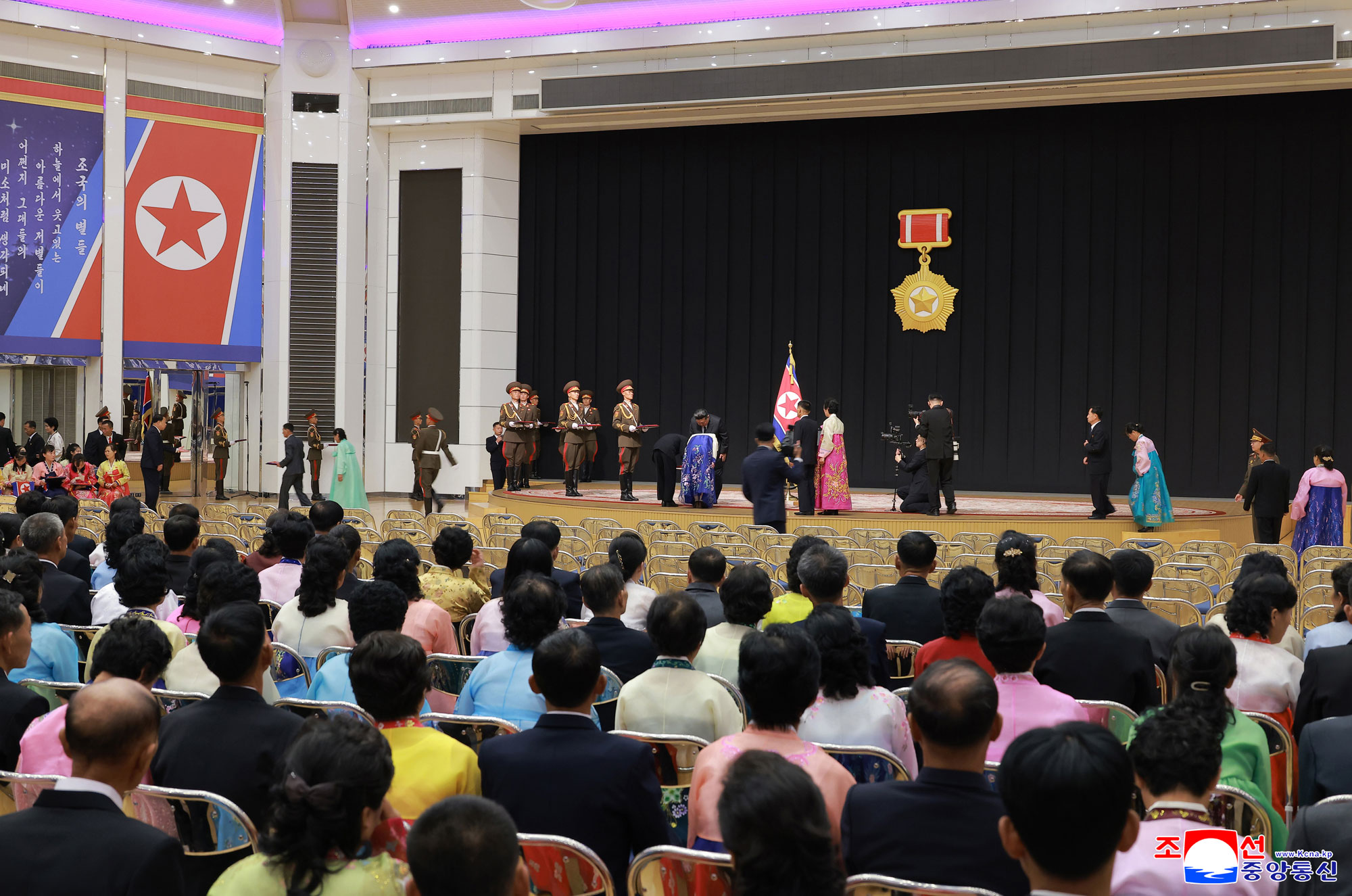 Der
 verehrte Genosse Kim Jong Un traf sich mit den Hinterbliebenen der 
gefallenen Kriegsteilnehmer, die sich bei der Operation im Ausland 
besondere Verdienste erwarben, tröstete sie herzlich und ließ sich mit 
ihnen zum Andenken fotografieren