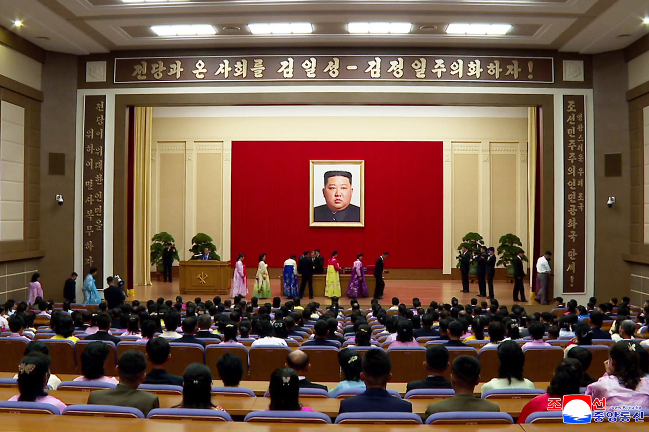 Verleihung
von staatlichen Auszeichnungen für die Kriegsteilnehmer der Truppen der Koreanischen Volksarmee für Operationen im Ausland