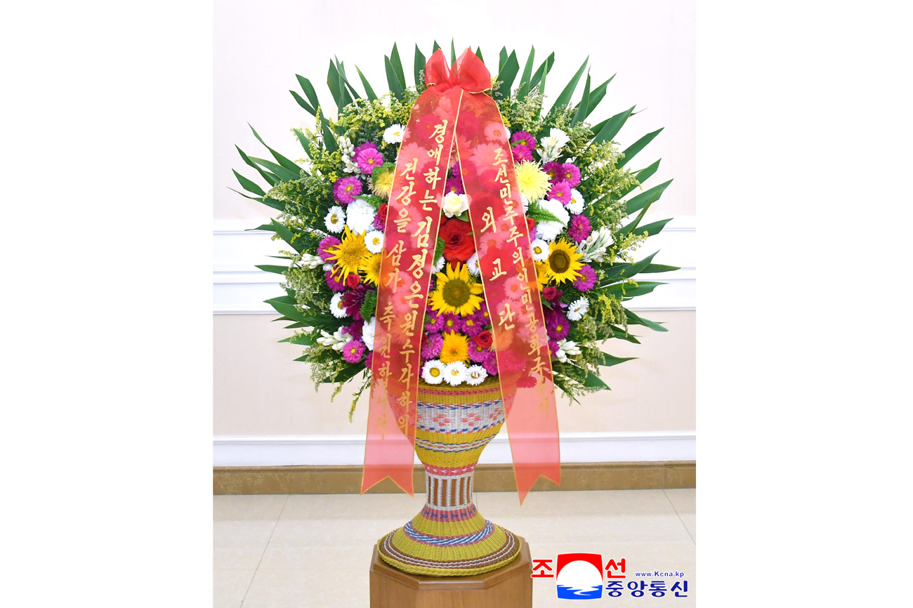 Estimado camarada Kim Jong Un recibe cesto floral y carta de felicitación de cuerpo diplomático acreditado en RPDC