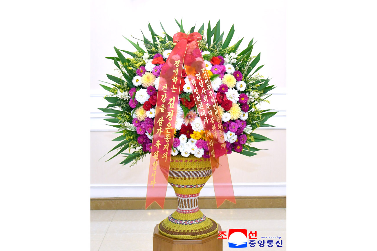 Estimado camarada Kim Jong Un recibe cesto floral y carta de felicitación de cuerpo diplomático acreditado en RPDC