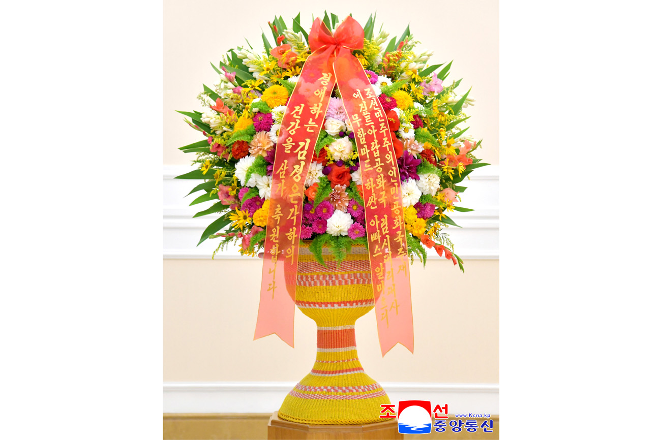 Estimado camarada Kim Jong Un recibe cesto floral y carta de felicitación de cuerpo diplomático acreditado en RPDC
