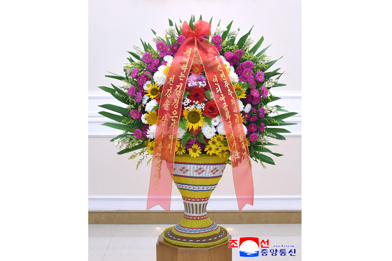 Estimado camarada Kim Jong Un recibe cesto floral y carta de felicitación de cuerpo diplomático acreditado en RPDC