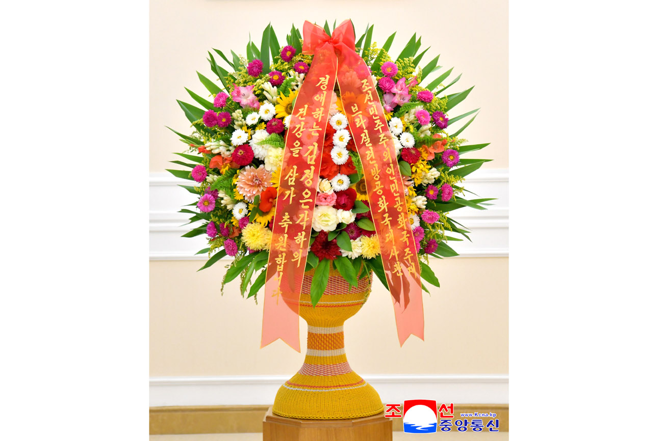 Estimado camarada Kim Jong Un recibe cesto floral y carta de felicitación de cuerpo diplomático acreditado en RPDC