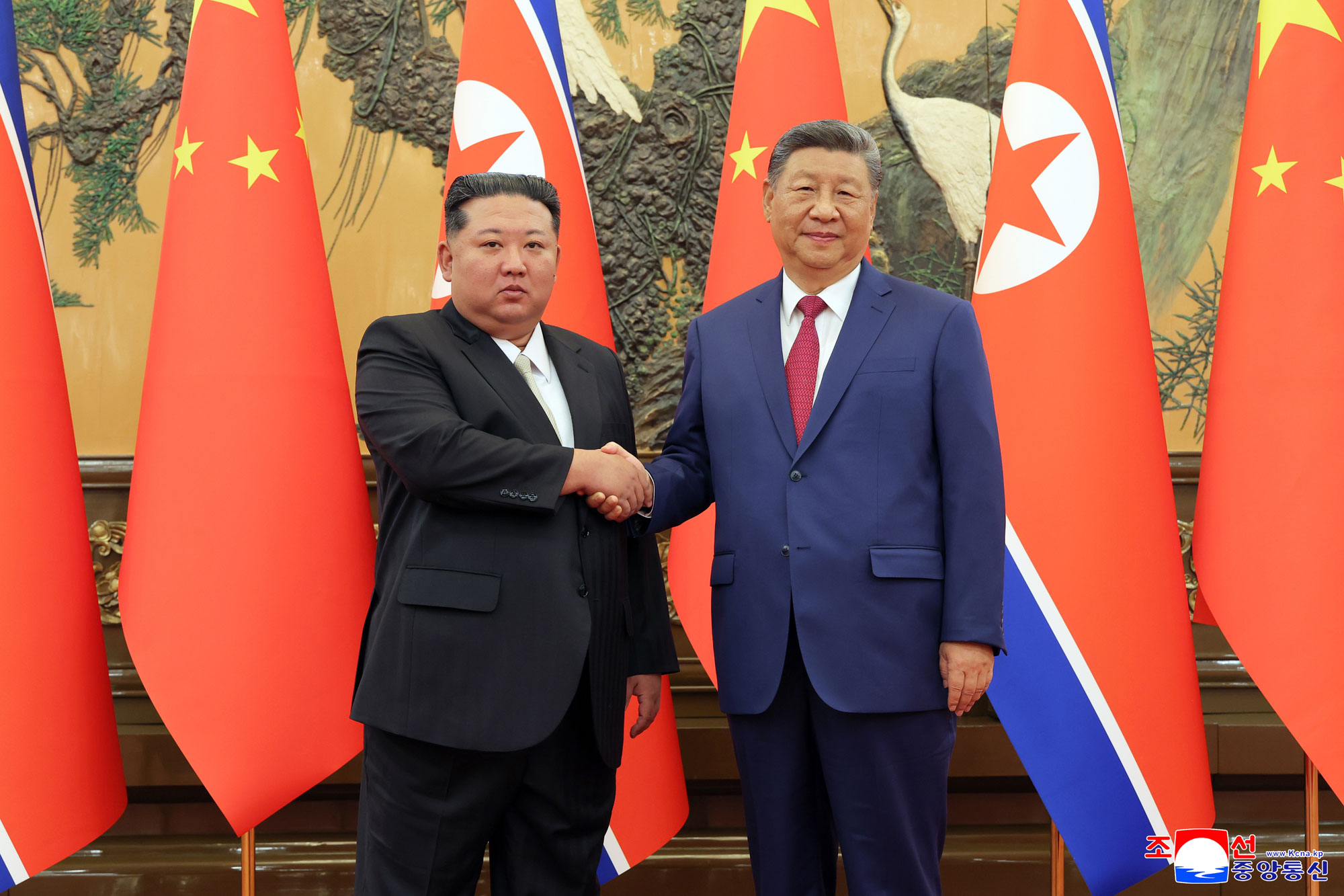 조선로동당 총비서, 조선민주주의인민공화국 국무위원장 김정은동지께서 중국공산당 중앙위원회 총서기, 중화인민공화국 주석 습근평동지와 회담하시였다