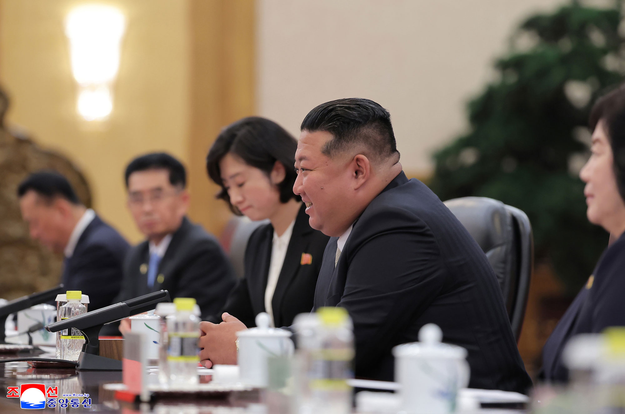 조선로동당 총비서, 조선민주주의인민공화국 국무위원장 김정은동지께서 중국공산당 중앙위원회 총서기, 중화인민공화국 주석 습근평동지와 회담하시였다