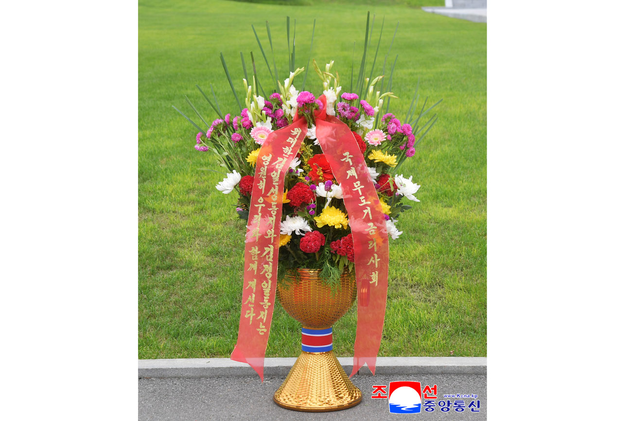Colocados cestos florales en colina Mansu enviados por extranjeros y compatriotas en ultramar