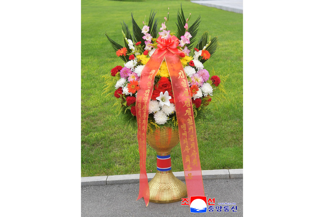 Colocados cestos florales en colina Mansu enviados por extranjeros y compatriotas en ultramar