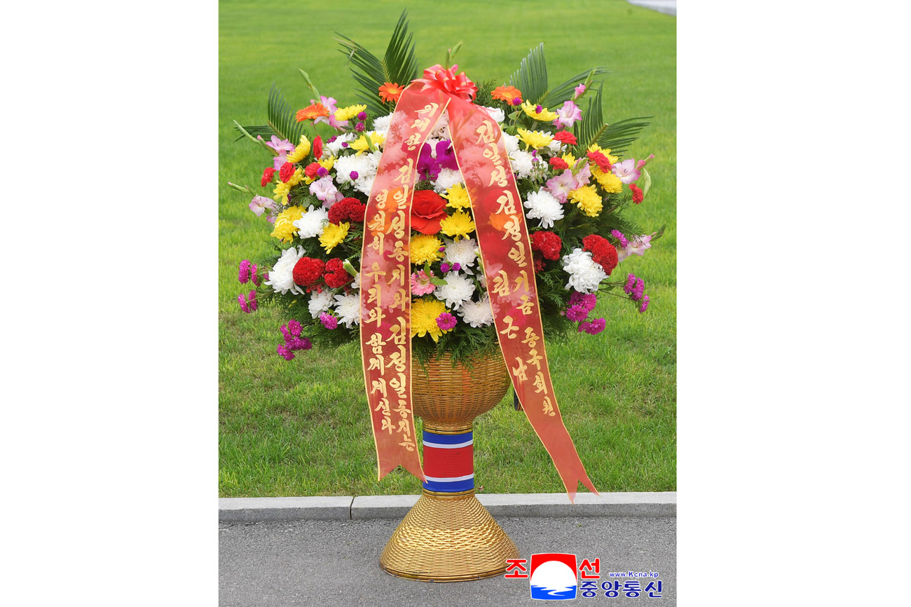 Colocados cestos florales en colina Mansu enviados por extranjeros y compatriotas en ultramar