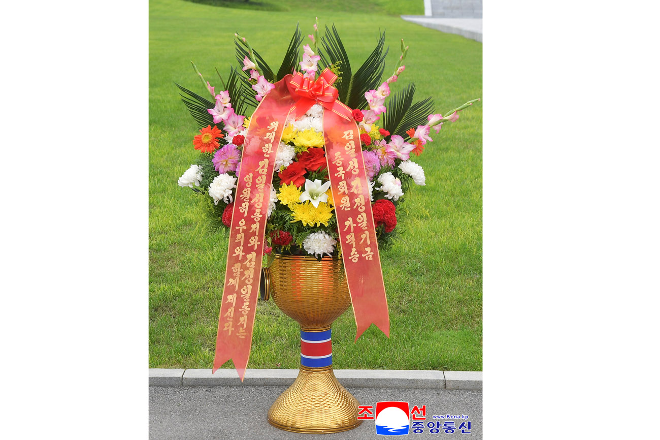 Colocados cestos florales en colina Mansu enviados por extranjeros y compatriotas en ultramar