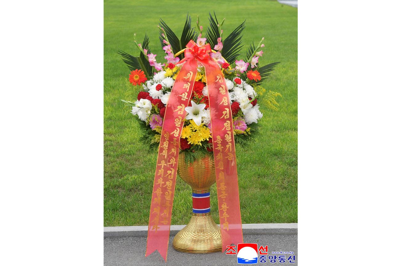 Colocados cestos florales en colina Mansu enviados por extranjeros y compatriotas en ultramar