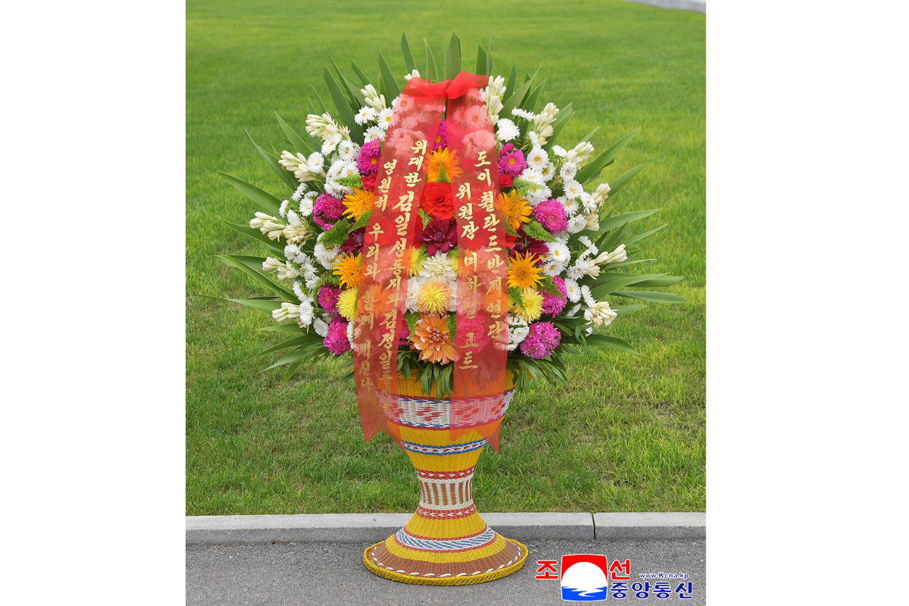 Colocados cestos florales en colina Mansu enviados por extranjeros y compatriotas en ultramar