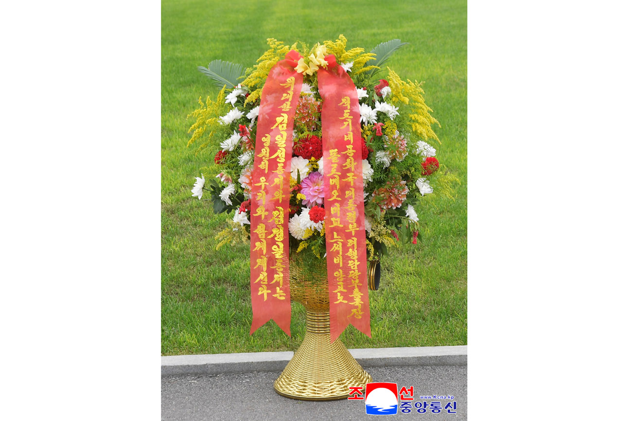 Colocados cestos florales en colina Mansu enviados por extranjeros y compatriotas en ultramar