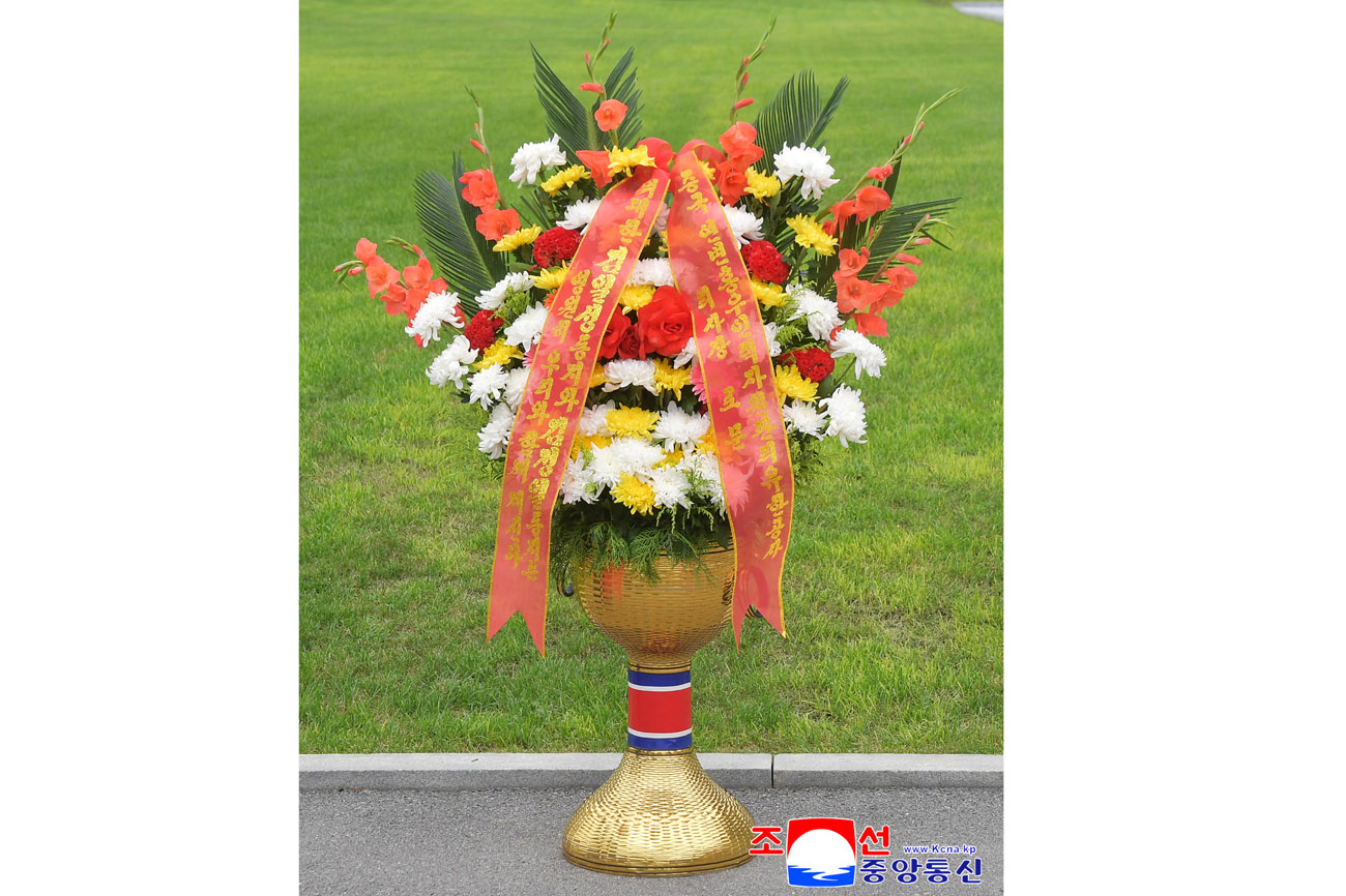 Colocados cestos florales en colina Mansu enviados por extranjeros y compatriotas en ultramar