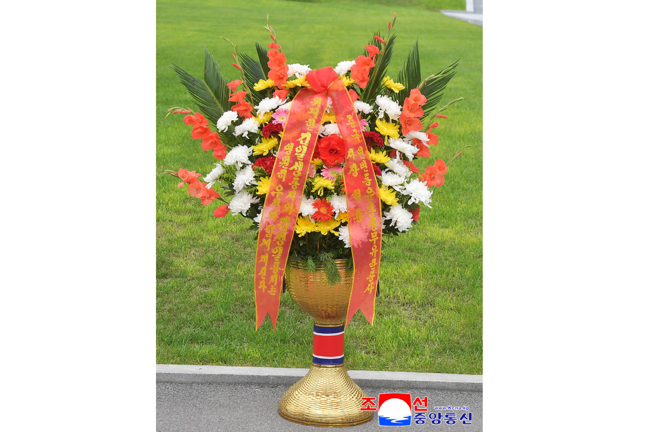 Colocados cestos florales en colina Mansu enviados por extranjeros y compatriotas en ultramar