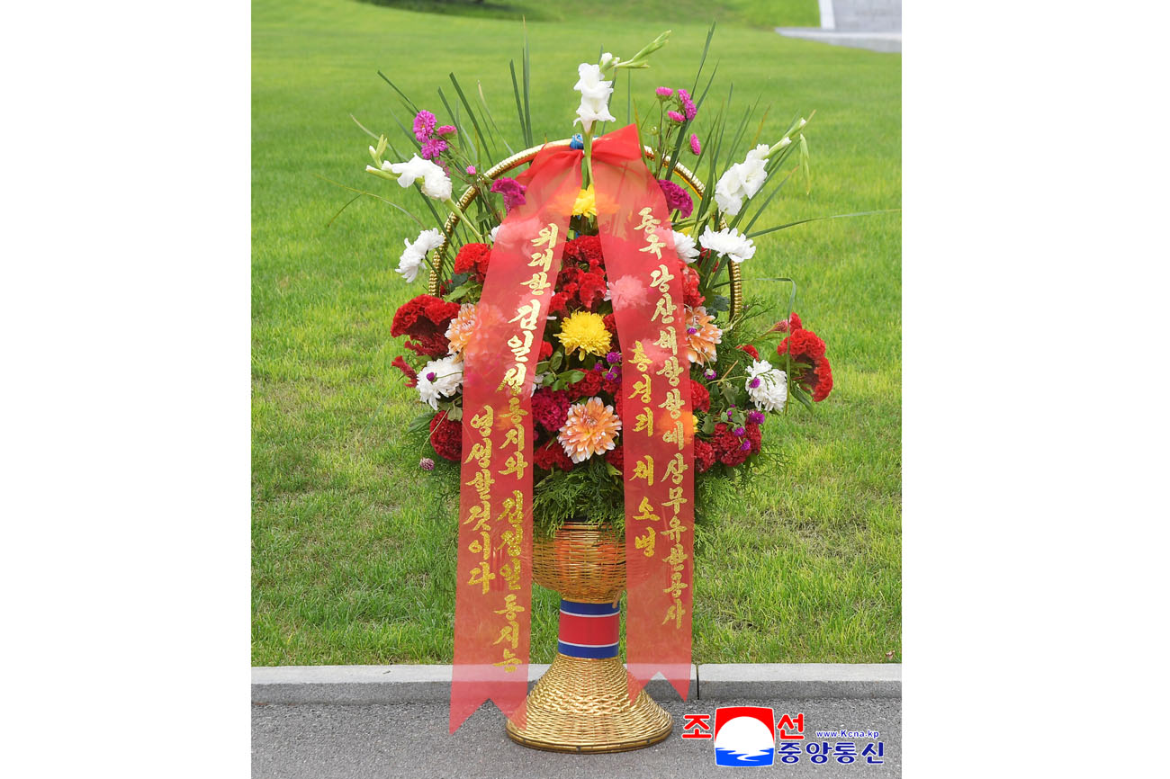 Colocados cestos florales en colina Mansu enviados por extranjeros y compatriotas en ultramar