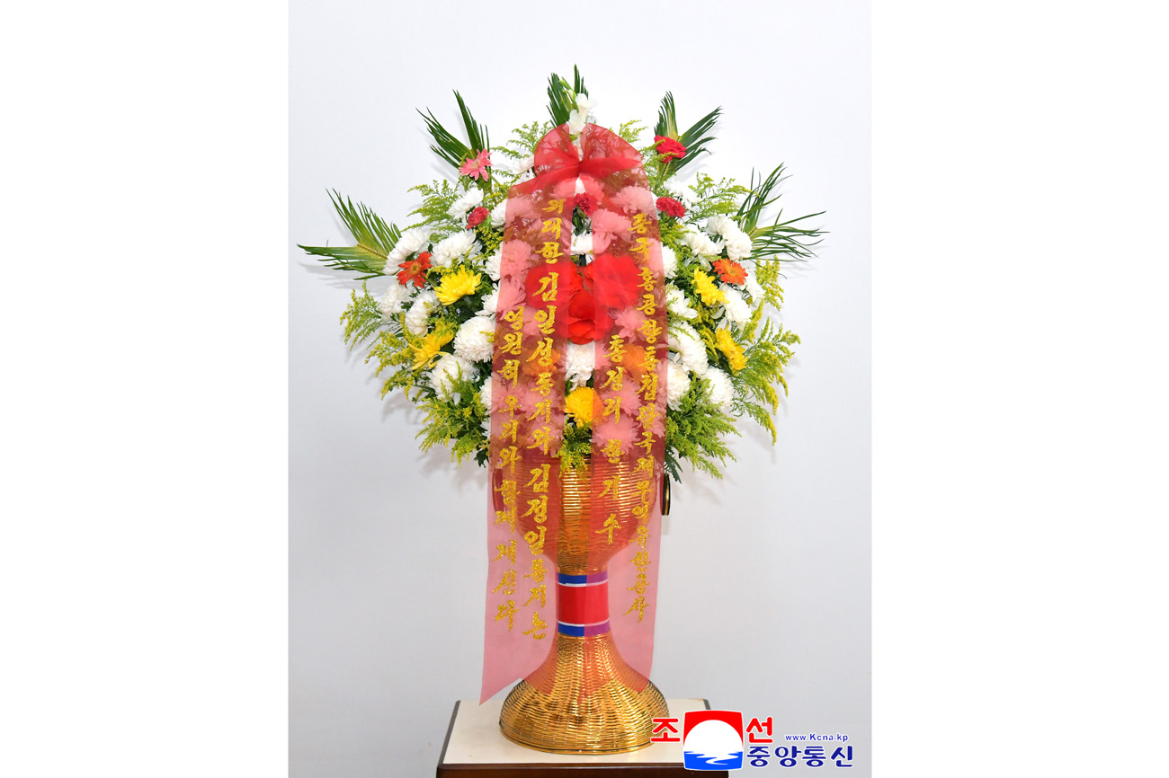 Colocados cestos florales en colina Mansu enviados por extranjeros y compatriotas en ultramar