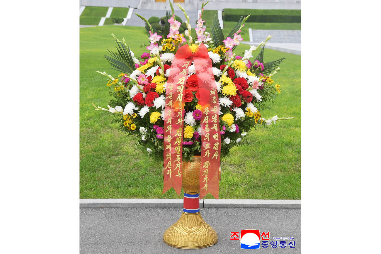 Colocados cestos florales en colina Mansu enviados por extranjeros y compatriotas en ultramar