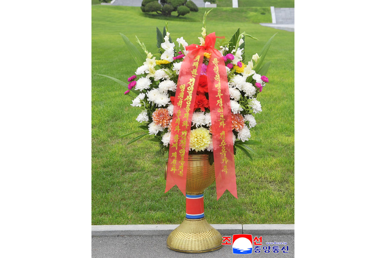 Colocados cestos florales en colina Mansu enviados por extranjeros y compatriotas en ultramar