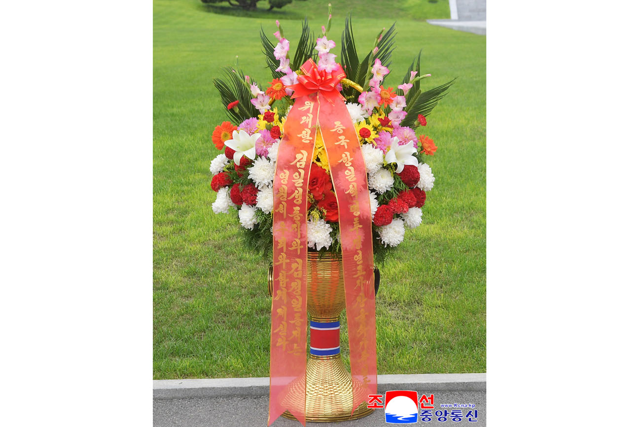 Colocados cestos florales en colina Mansu enviados por extranjeros y compatriotas en ultramar